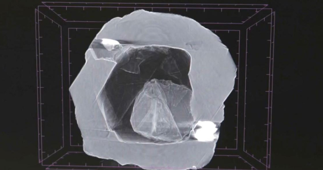 Die Röntgenaufnahme zeigt die kleine Diamantenkugel im Hohlraum (Foto: alrosa.ru).