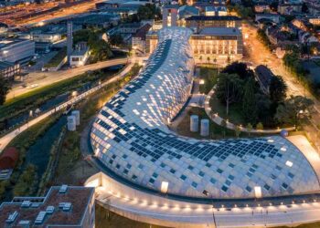 Noch während die Holzkonstruktion errichtet wurde, begann der Einbau der insgesamt rund 2‘800 Wabenelemente, die den grössten Teil der Fassade ausmachen.