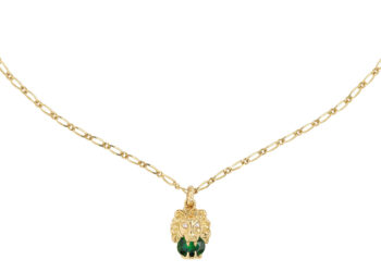 Der Löwe hat Diamanten als Augen, hält in seinem Maul einen Chromdiopsid.