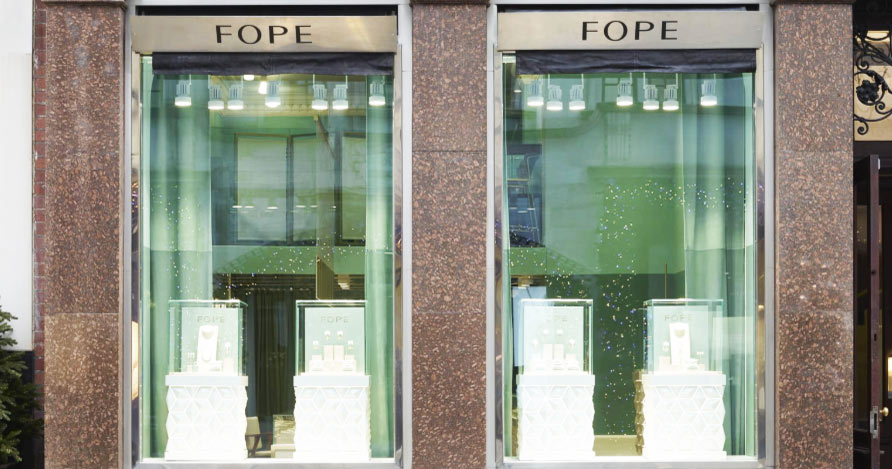 So präsentiert sich die FOPE-Boutique in London von außen.