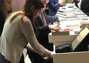 Das Finanzamt will Kassensysteme manipuliersicher machen. Aber welches Warenwirtschaftssystem unserer Branche kann dies leisten?