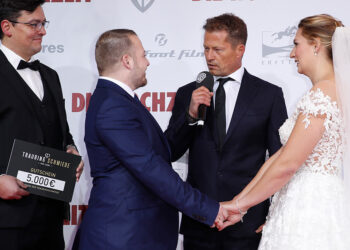 Enrico Drechsel, Geschäftsführer TRAURINGSCHMIEDE, Bräutigam Mario Koras, Til Schweiger, Braut Nadine Thomann (Credit: Warner Bros. Entertainment GmbH (v.li.).