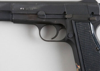 Solch eine Pistole stellte die Polizei bei dem Goldschmied sicher.