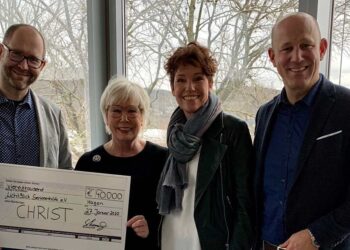 Christ hat bei einer Charity-Aktion insgesamt 40.000 Euro gesammelt. Das Foto zeigt von links: Dr. Stephan Hungeling von Christ, Gisela Winkler und Andrea Moraldi von LichtBlick sowie Olaf Schepers von Christ.