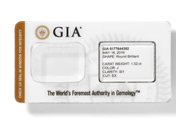 Betrügern ist es offenbar gelungen, Steine in der Versiegelung auszutauschen. GIA hat rigoros gehandelt und seinen Versiegelungsdienst bis auf weiteres geschlossen.