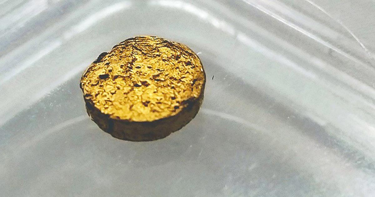Echtes 18-Karat-Gold, trotzdem fünf- bis zehnmal leichter: die ETH Zürich hat Leichtgold auf Plastikbasis entwickelt. Foto: ETH