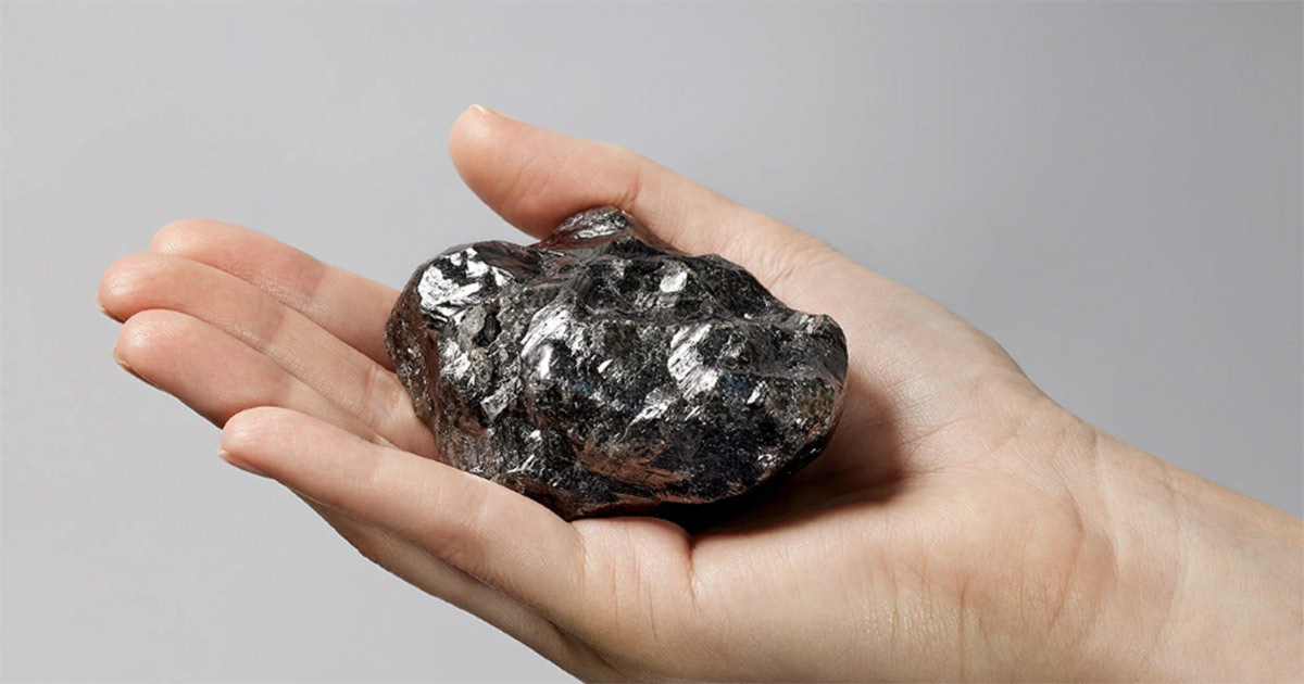 Der rund 350 Gramm schwere Diamant ist noch von einer Kohlenstoff-Schicht bedeckt.