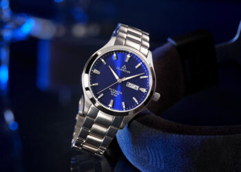 Die Tresor Master Automatik mit Zifferblatt in „Classic Blue“.