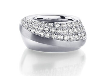 Der massive Bandring CLOÉ aus 750 Weißgold (empf. VK 16.000 €) bekam die Auszeichnung.