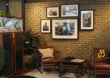 Backsteinwände und Retro-Möbel sorgen für angesagten Vintage-Style.