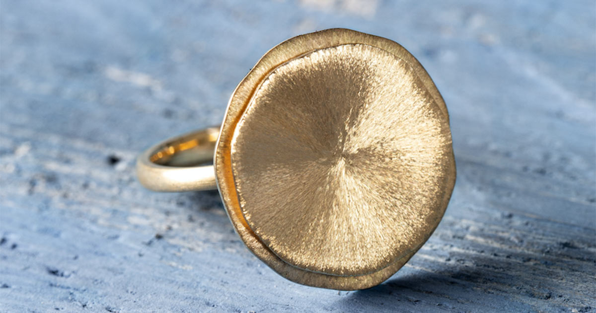 Wunderschön: Der mattiert/gebürstete Ring in 750er Gold.