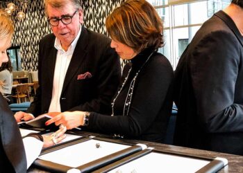 Jury bei der Arbeit. Das Foto zeigt mittig Gisbert Brunner.