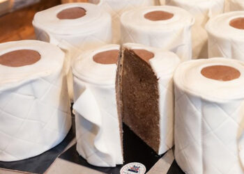 Der Klopapier-Kuchen aus Dortmund findet reißenden Absatz.