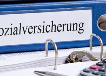 Arbeitgeber, die wegen der Corona-Krise kein Geld haben, um die Sozialversicherungsbeiträge zu bezahlen, können die Beiträge vorübergehend stunden, also später zahlen.