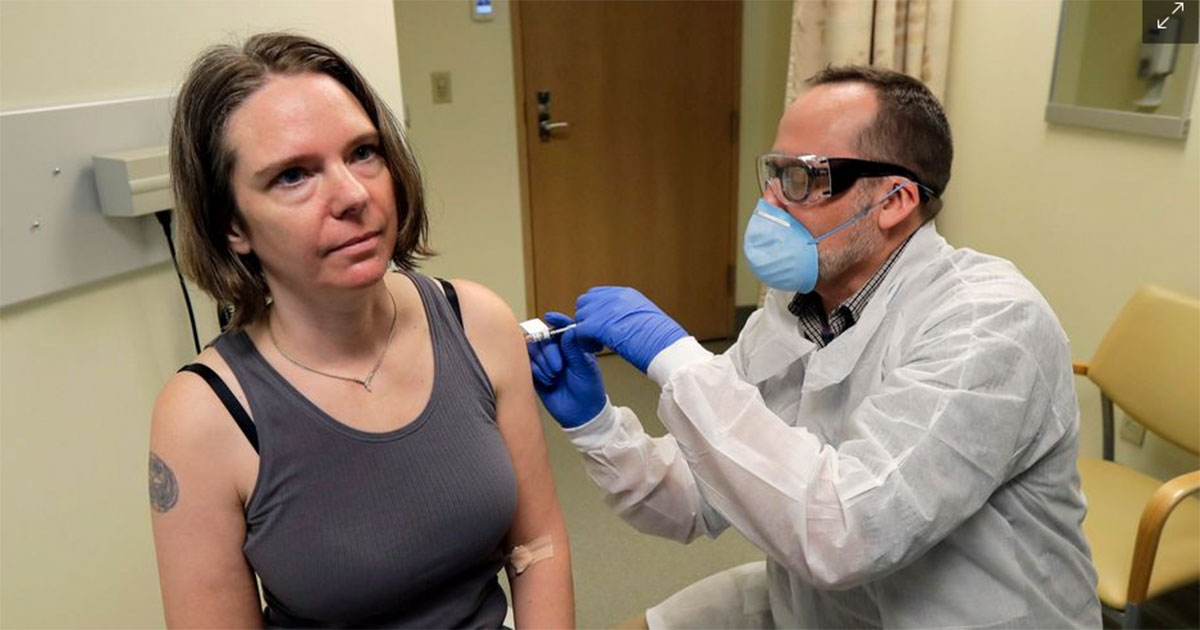 Der 43-jährigen Jennifer Haller wird die erste Dosis in Seattle gespritzt (Foto: Ted S. Warren/ AP).