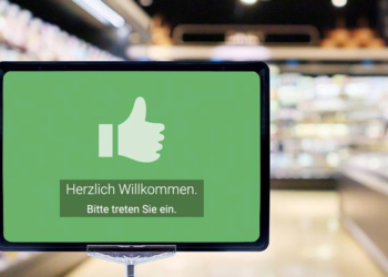 Zeigt der Daumen nach oben, darf der Kunde rein (Foto: ALDI SÜD/dpa).