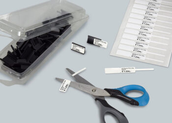 Anwendung Etiketten-Halter mit Schlaufen-Etikett: gedrucktes Etikett falten, Schlaufe abschneiden und in den Halter schieben.