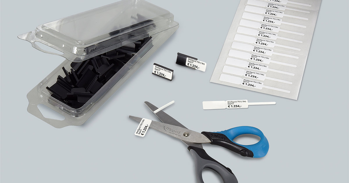 Anwendung Etiketten-Halter mit Schlaufen-Etikett: gedrucktes Etikett falten, Schlaufe abschneiden und in den Halter schieben.