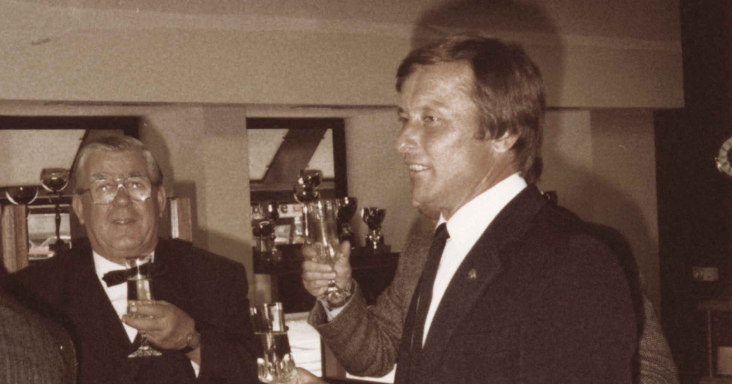 Karl Mayrhofer (rechts) und der Linzer Bürgermeister Franz Hillinger erheben 1983 das Sektglas auf eine gute Zukunft!