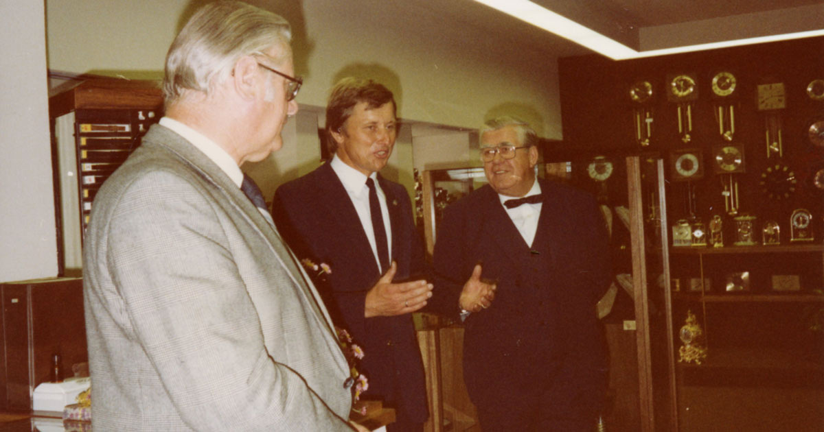 Die hohe Stadtpolitik versammelt: Der spätere Linzer BM Hugo Schanovsky und BM Franz Hillinger mit Karl Mayrhofer bei der Eröffnung nach dem großen Umbau im Jahr 1983.