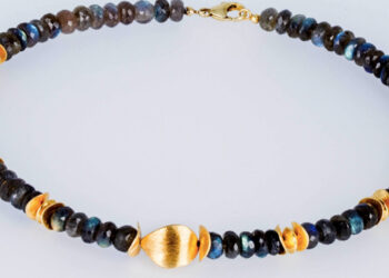 Ein Entwurf von Hermine Zimmermann mit Labradorit und hart vergoldeten Sterlingsilber-Elementen.