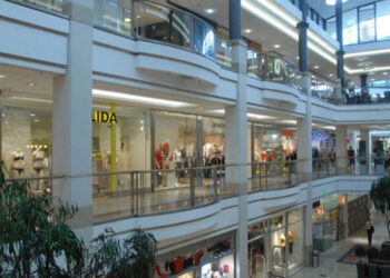 Frequenzmesser, Parkplatz-Zufahrtsregulierungen, Sicherheitspersonal: Shoppingcenter-Betreiber verstehen nicht, warum Fußgängerzonen geöffnet sind, Einkaufszentren aber geschlossen bleiben müssen.