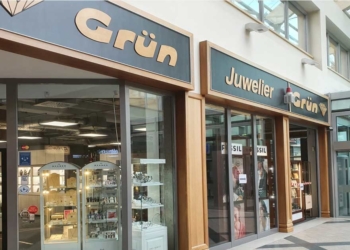In einem bayerischen Einkaufszentrum und trotzdem geöffnet: Die Filiale von Juwelier Grün darf mit Sondergenehmigung öffnen.