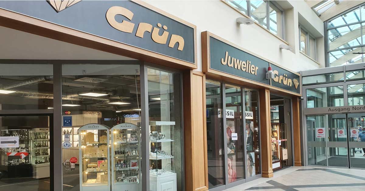 In einem bayerischen Einkaufszentrum und trotzdem geöffnet: Die Filiale von Juwelier Grün darf mit Sondergenehmigung öffnen.