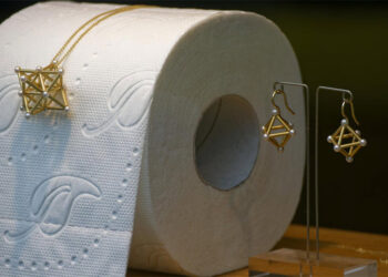 Eine neue und originelle Art der Darreichung: Goldschmuck an Toilettenpapier.