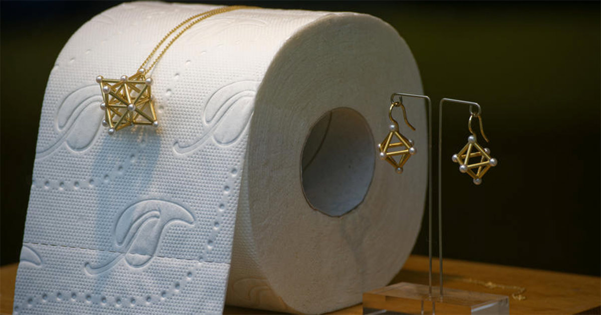 Eine neue und originelle Art der Darreichung: Goldschmuck an Toilettenpapier.