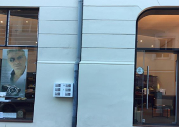 Neuerdings mit Uhren-Automat: Josef Kobler aus Villach ist jetzt 24 Stunden-Juwelier. Foto: Facebook