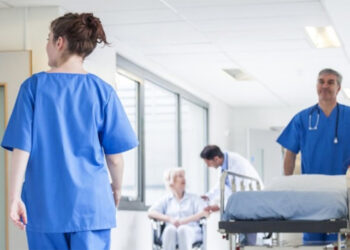 Beispielsweise Krankenpfleger sollen mehr Kurzarbeitergeld bekommen.