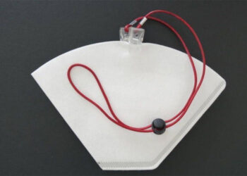 Die neuen Melitta-Produkte sehen aus wie Filtertüten, sind aber Gesichtsmasken (Foto: Melitta Group).