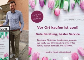 Am Starnberger See angekommen: Juwelier Thomas Schelle mit seinem Muttertags-Plakat von „Blickpunkt Juwelier“.