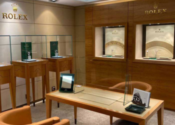 Blick in einen Verkaufsraum, der von MüllerKälber mit Schutzwänden ausgerüstet ist.