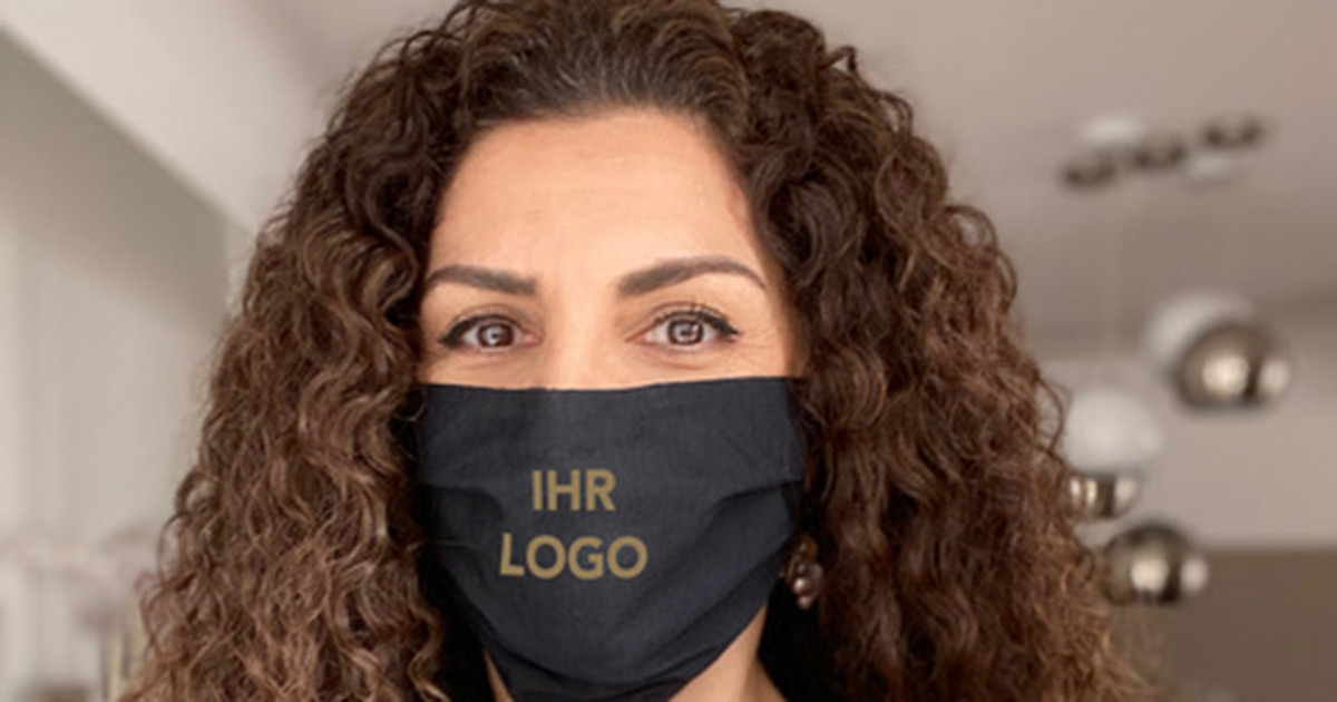Designerin Niloo Nasri mit einer ihrer Masken.