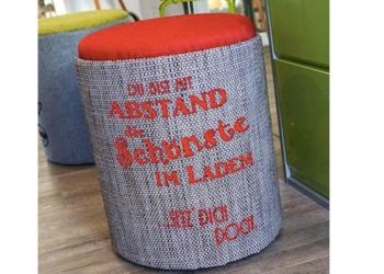 Für wartende Kunden: Flume hat einen individualisierbaren Abstandshocker ins Sortiment aufgenommen.