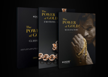 Drei mal Gold im Überblick: Die aktuellen KOOS-Kataloge mitsamt der neuen Kollektion „Manufactory“.