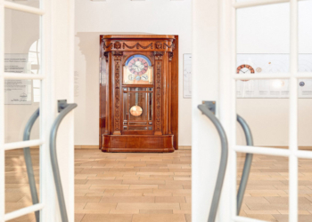 Die Türen des Deutschen Uhrenmuseum Glashütte sind wieder geöffnet. Freunde der Uhrmacherei können sich in einem neuen Video die zahlreichen Anzeigen der astronomischen Kunstuhr von Hermann Goertz (Mitte) erklären lassen.