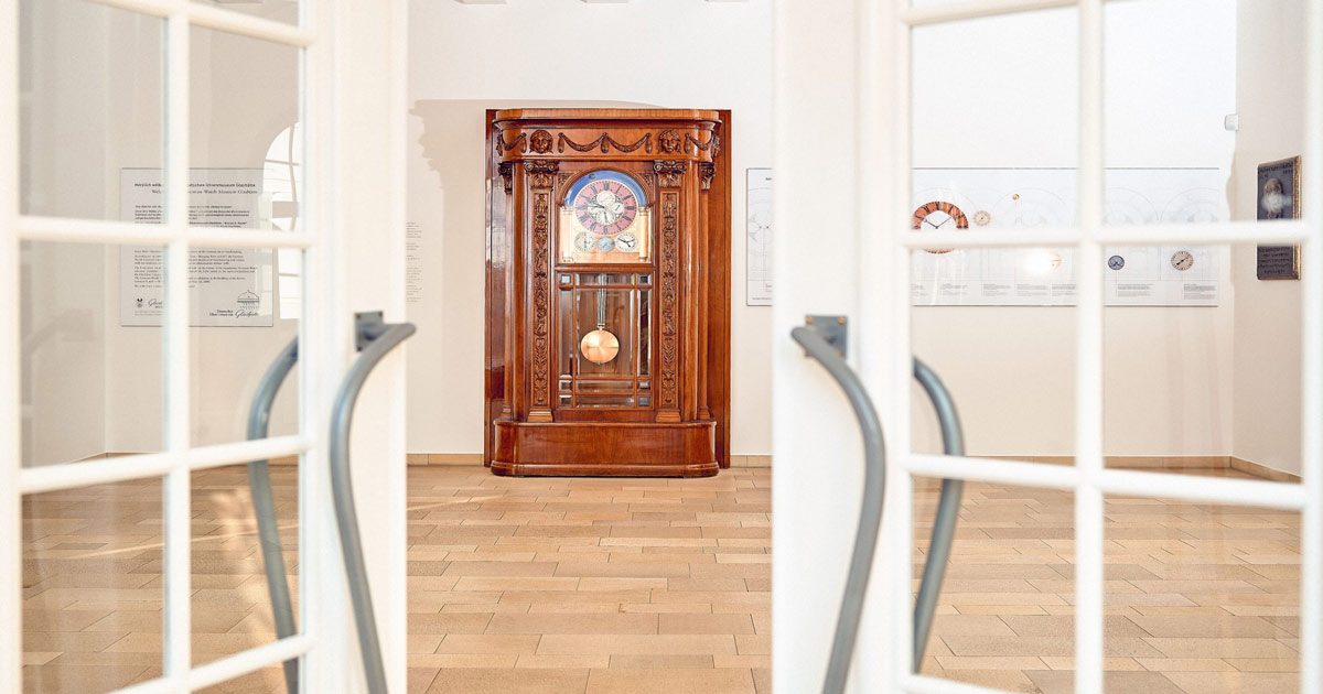 Die Türen des Deutschen Uhrenmuseum Glashütte sind wieder geöffnet. Freunde der Uhrmacherei können sich in einem neuen Video die zahlreichen Anzeigen der astronomischen Kunstuhr von Hermann Goertz (Mitte) erklären lassen.