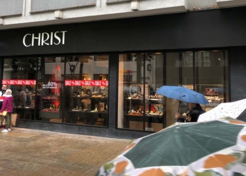 Der rote SALE-Bannder mit Prozentzeichen ist sofort sichtbar.