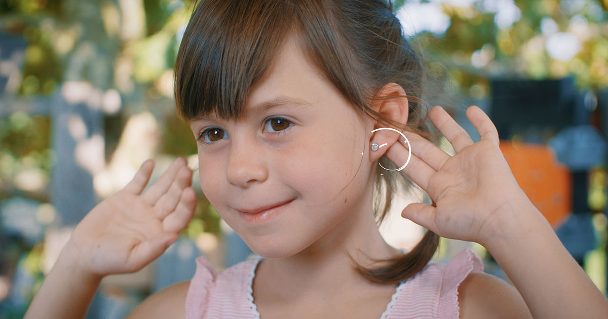 Das kleine Mädchen ist mächtig stolz auf seine Ohrstecker.