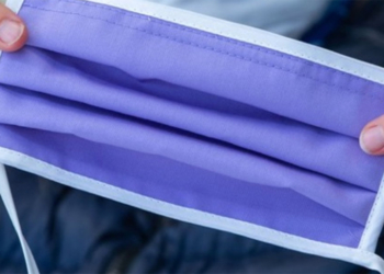 Shopping mit Maske – viele Konsumenten kaufen deshalb nur das Nötigste.