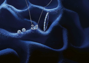 Swarovski zeigt sich in klassischem Blau
