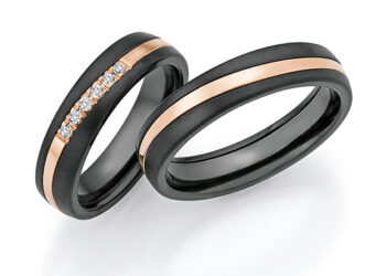 Das anthrazitfarbene Schwarz des Zirkoniums harmoniert perfekt mit den Goldtönen.