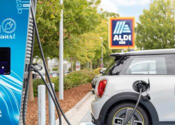 Aldi Süd baut Ladestationen auf Parkplätzen massiv aus