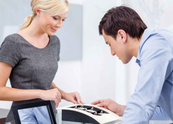 Die Beratung ist beim Verkauf von Verlobungsringen entscheidend.