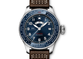 Die Pilot’s Watch Timezoner Edition „Le Petit Prince“ verfügt über ein Edelstahlgehäuse, ein blaues Zifferblatt und einen Städtering aus blauer Keramik.