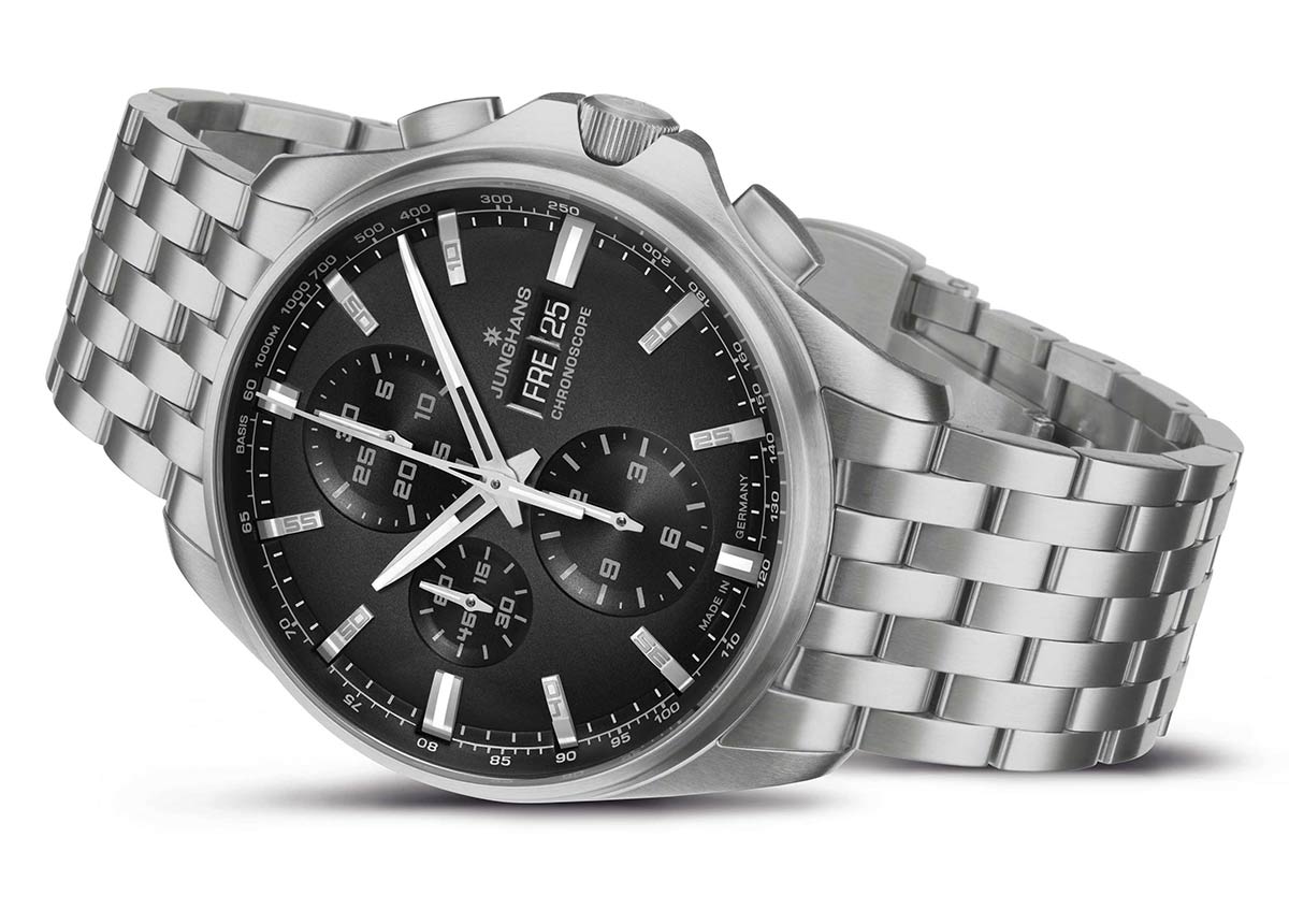 1-Meister-S-Chronoscope-27_4024_44_Beauty Massiver Edelstahl, ein markanter Flankenschutz und verschraubte Kronen definieren die robuste Silhouette der Zeitmesser.