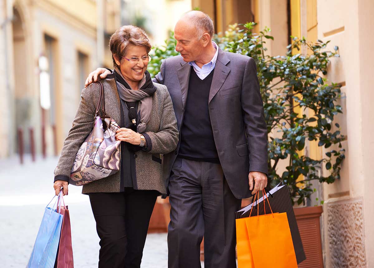 Ältere Konsumenten shoppen gerne in der City. (Credit: Diego Cervo / Shutterstock.com)